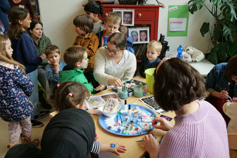 Kinderschminken am Tag der offenen Türe der Stauferschule Schwäbisch Gmünd